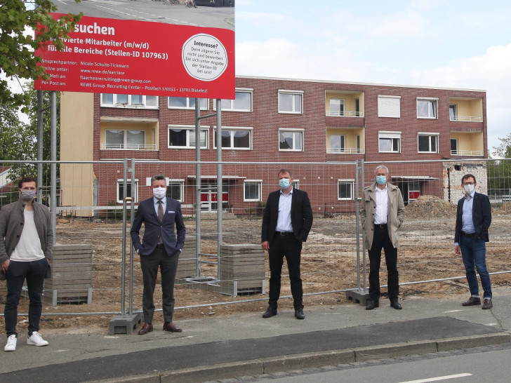 Jan-Hendrik Klamt (Bereichsleiter WMG Wirtschaftsförderung), Markus Niendorf (Geschäftsführer NIENDORF GmbH & Co. KG Projekte), Matthias Keil (Gebietsleiter Expansion REWE Markt GmbH), Kai-Uwe Hirschheide (Stadtbaurat Stadt Wolfsburg), Thomas Werner (WMG Wirtschaftsförderung)