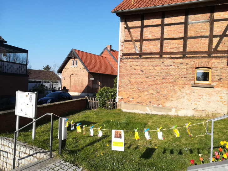 Die Osterkette vor dem Eingang der Kirche von Klein Schöppenstedt.
