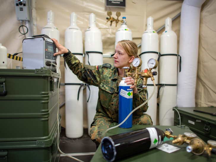 Die Bundeswehr ist in der Corona-Krise gefragt. Hier überprüft eine Soldatin Sauerstoffflaschen in einer mobilen Sauerstofferzeugeranlage in der Falckenstein-Kaserne in Koblenz. (Symbolbild) 