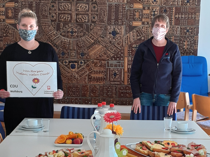 Von links: Sonja Petri (Stellvertretende Pflegedienstleitung) und Ilonka Bachmann (Pflegedienstleitung) sagen stellvertretend für alle Mitarbeiter "Danke" für das tolle Frühstück.