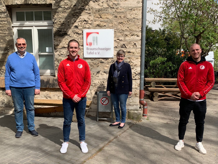Die Braunschweiger Tafel freut sich über das Engagement der jungen Menschen (v.l.n.r.): Bernd Assert (Vorsitzender), Lukas Kasten (SC Rot-Weiß Volkmarode), Nicoline Leven (Geschäftsführerin), Ole Probst (SC Rot-Weiß Volkmarode).