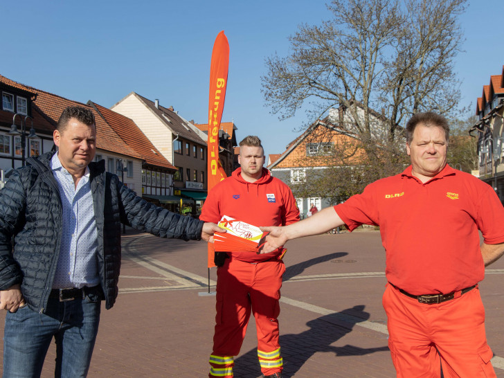 von rechts: Dirk Höffken, DLRG-Ortsgruppenleiter SZ Bad, Carsten Zenke stellvertretender Ortsgruppenleiter (DLRG) und Heinz Strauß, Vorsitzender der Werbegemeinschaft Salzgitter-Bad.