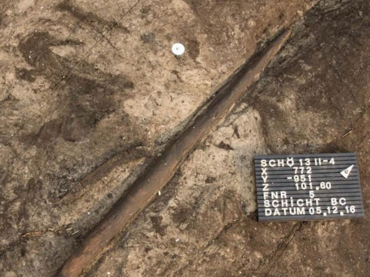Der 300.000 Jahre alte Wurfstock bei seiner Entdeckung. 