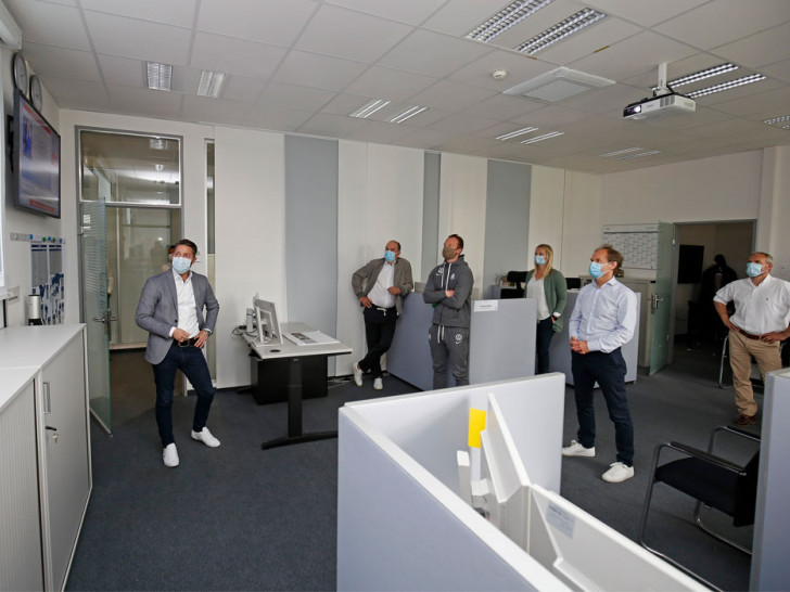  Die VfL-Delegation bekam einen Blick hinter die Kulissen des Konzern Krisenstabs.