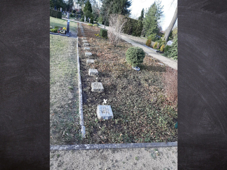 Das Foto zeigt das Kriegsgräberfeld auf dem Katholischen Friedhof in Gifhorn. Hier befinden sich 46 Gräber von polnischen, russischen, ukrainischen und ungarischen Toten. Die meisten starben in den Tagen nach der Tragödie auf dem Bahnhof, wie auch der Pole Mieczyslaw Banasiak, der am 25.4.1945 starb. Er ist einer der wenigen namentlich bekannten Opfer. 