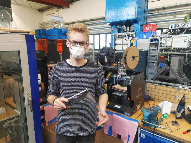 Shahin Hahn ist einer der freiwilligen studentischen Helfer, die derzeit mittels 3D-Druck Bauelemente für Gesichtsschilde im Zentrum für additive Fertigung (ZaF) in der Ostfalia Hochschule herstellen.