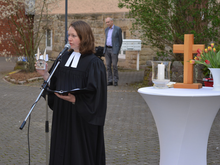 Pastorin Dr. Heidrun Gunkel an ihrem improvisierten Altar auf dem Gelände des Philipp-Spitta-Seniorenzentrums.