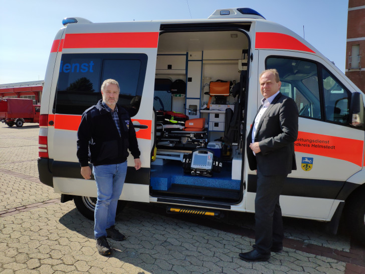 Das Foto zeigt den Leiter des Rettungsdienstes Thomas Wächter und Landrat Gerhard Radeck (von links).