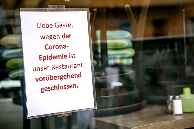 Wegen Corona geschlossen: Restaurants, Gaststätten und Hotels sind seit Wochen zu. Die Beschäftigten haben nun mit enormen Lohneinbußen zu kämpfen, warnt die Gewerkschaft NGG.
