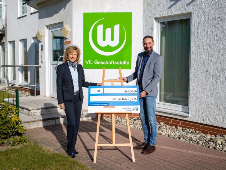  Claudia Kayser, Leiterin der Direktion Wolfsburg der Volksbank BraWo, mit Stephan Ehlers, Geschäftsführer des VfL Wolfsburg e.V. bei der Scheckübergabe.