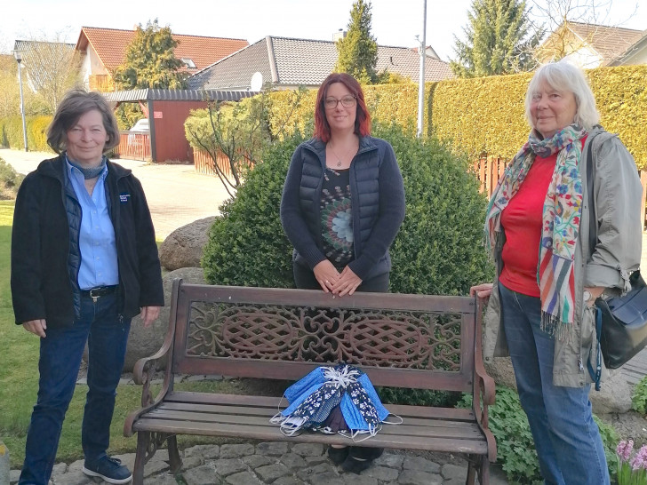 Von links: Heike Kanter, Sarah Grabenhorst-Quidde und Susanne Gartung bei der Übergabe der Masken.