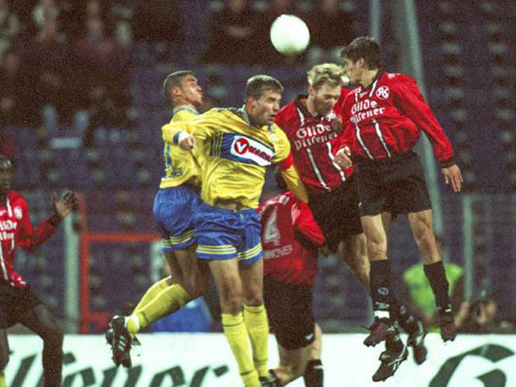 1:1 im Derby am 09. November 1997 (vl.): Abayo Arobieke und Löwenkapitän Thomas Pfannuch gegen Hannovers Carsten Linke und Markus Kreuz.