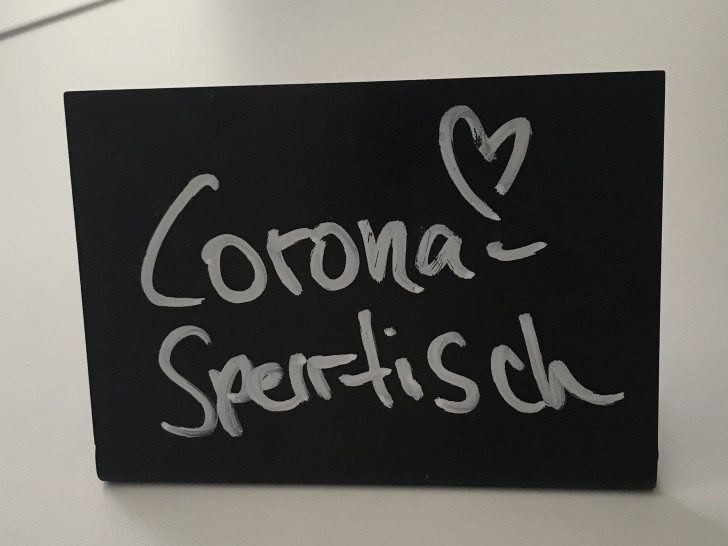 Hinweisschild „Corona-Sperrtisch“ aus dem Café Makery in Braunschweig