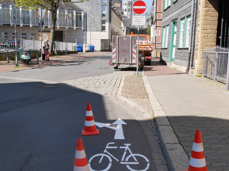 Die neuen Markierungen weisen in der Mauerstraße (hier Ecke Vogelsang) auf den Radverkehr hin