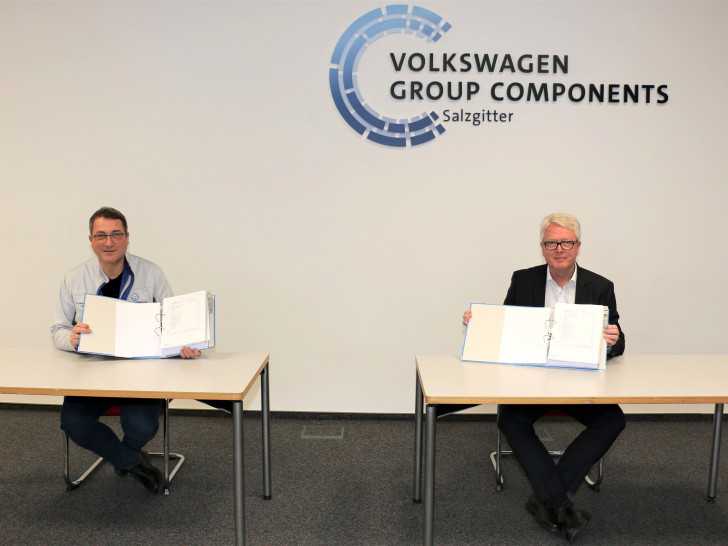  Werkleiter Andreas Salewsky (li.) und Frank Blome (Geschäftsfeldleiter Batteriezelle) unterzeichneten den Bauantrag für die geplante Batteriezellfabrik in Salzgitter und wahrten dabei natürlich den Mindestabstand.
