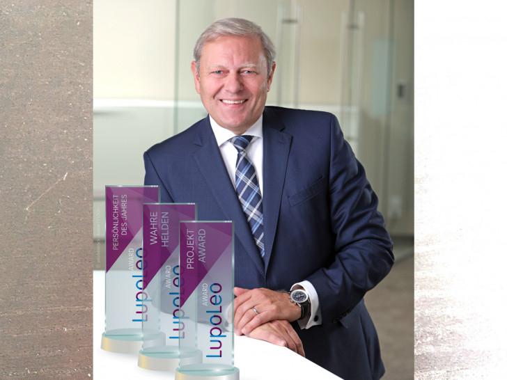 Jürgen Brinkmann, Vorstandsvorsitzender der Volksbank BraWo, präsentiert die drei Trophäen des LupoLeo Awards.