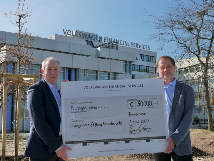 Satte 50.000 Euro für Maßnahmen gegen die Isolation wurden der Evangelischen Stiftung Neuerkerode übergeben. 