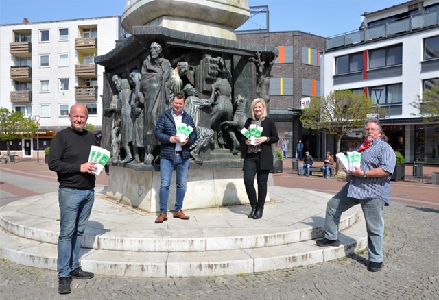 Jens Neubert (GGK), Heinz Strauß (Werbegemeinschaft Salzgitter Bad), Anna Jantos (Citymanagerin der WIS) und Jürgen Neumann (CityLebenstedt) präsentieren die Aktion Mund-Nasen-Schutz in Salzgitter 