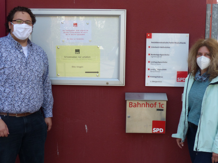 Auf dem Bild zu sehen sind: (links) Lennie Meyn, Stadtverbandsvorsitzender und (rechts) Susanne Fahlbusch, stellvertretende Unterbezirksvorsitzende.