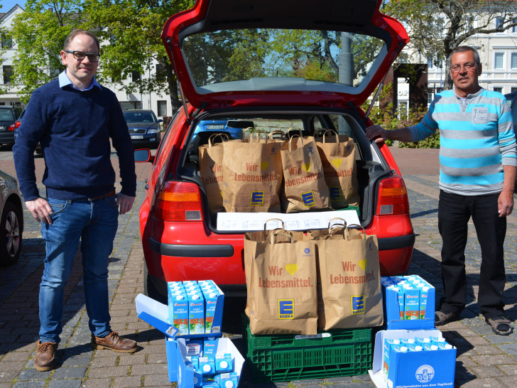 Pastor Jens Kertess (links) und Gerhard Eggloff waren unterwegs, um die Lebensmittel an die Gemeindemitglieder zu liefern.