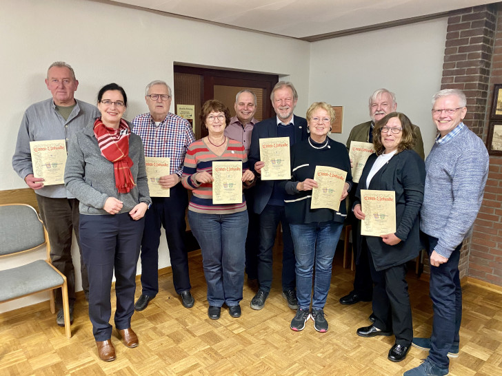 Die Ehrung der Mitglieder während der Komiteeversammlung im Februar: Frank Taube für den Heimat- und Verkehrsverein, Vorsitzende Veronika Koch, Immo und Ursula Pinkert, Geschäftsführer Reinhard Schmidt, Günther und Marlen Wecke, Rolf und Gudrun Hennig sowie Edgar Langhans als stellvertretender Vorsitzender (v. li.).