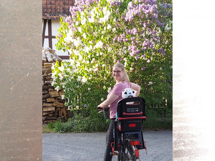 Inga Heine mit Kind und Fahrrad.