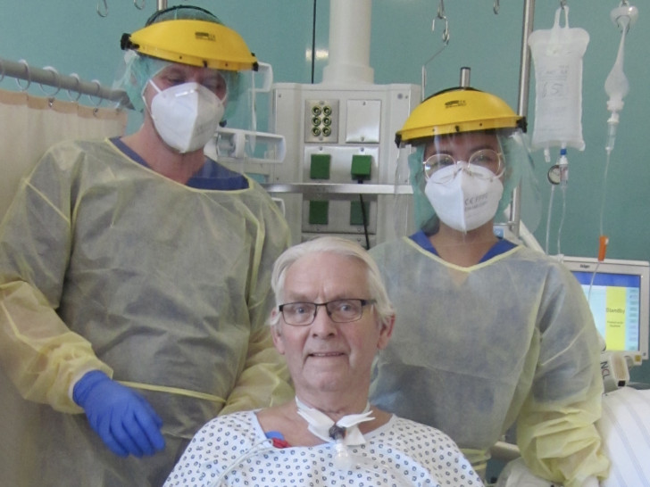 Nach vier Wochen aus Seesen wieder zurück nach Zwolle in die Niederlande: der 71 Jahre Patient hat seine schwere Covid-19-Erkrankung gut überstanden, hier mit zwei der Pflegekräfte, die sich mit ihm freuen.