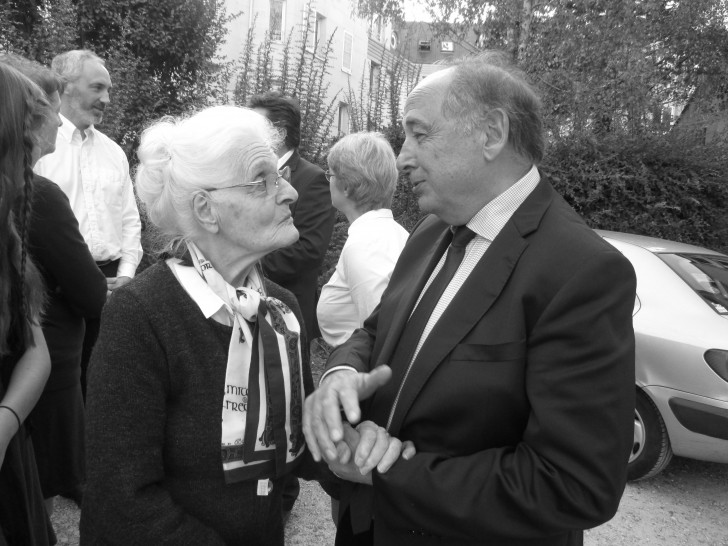 Jeanne Vergnault im Gespräch mit Jean Yves Le Bouillionec, ehemaliger Bürgermeister von Cachan. Das Foto entstand nach der Beerdigung ihres Ehemannes am 8. Oktober 2018, wo der Landkreis Wolfenbüttel durch den stellvertretenden Landrat Uwe Schäfer und langjährigen Kreistagsabgeordneten vertreten war.