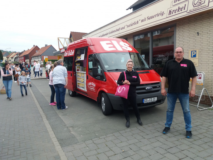 Der Eiswagen bediente die Kinder, die die Abstandsregel gewissenhaft einhielten.
