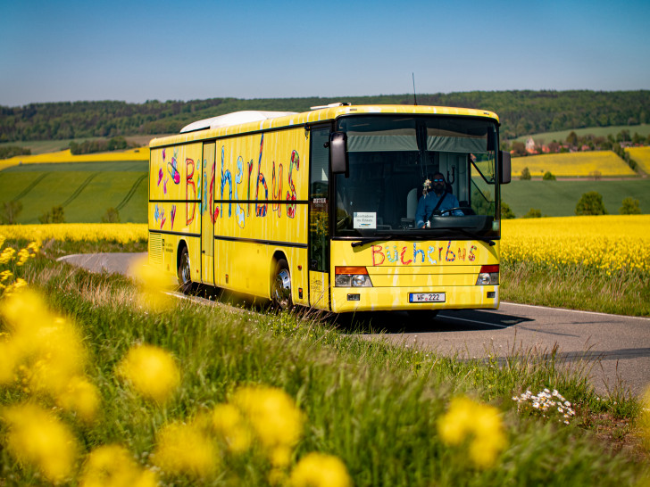 Der Bücherbus im Landkreis Wolfenbüttel auf dem Weg zu den Leserinnen und Lesern.