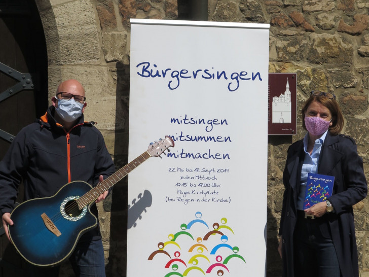 Pastor Henning Böger, Pastor der Ev.-lth. Kirchengemeinde St. Magni und Andrea Reinhart, Vorstandsmitglied der Bürgerstiftung vor St. Magni.