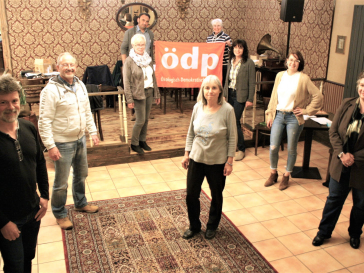 Von links nach rechts: Eberhard Briegel, Klaus Brinkmann, Giesela Kutschat, Heinrich Schwarzkopf, Heidrun Hirth, Martina Bodenstein, Nicole Rudbach, Uliana Burtnaia und Sabina Briegel.