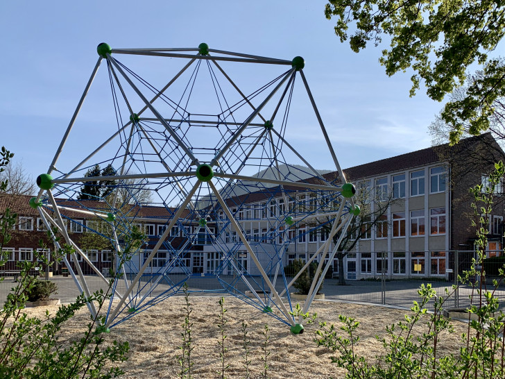 Das Klettergerüst auf dem Schulhof der AGG Oker.