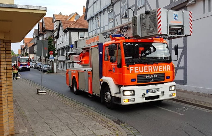 Die Feuerwehr durchsuchte die engen Gassen der Wolfenbütteler Altstadt.