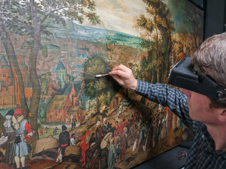 Restaurator Armin Lang bei der Arbeit an Pieter Brueghels „Kreuztragung Christi“.