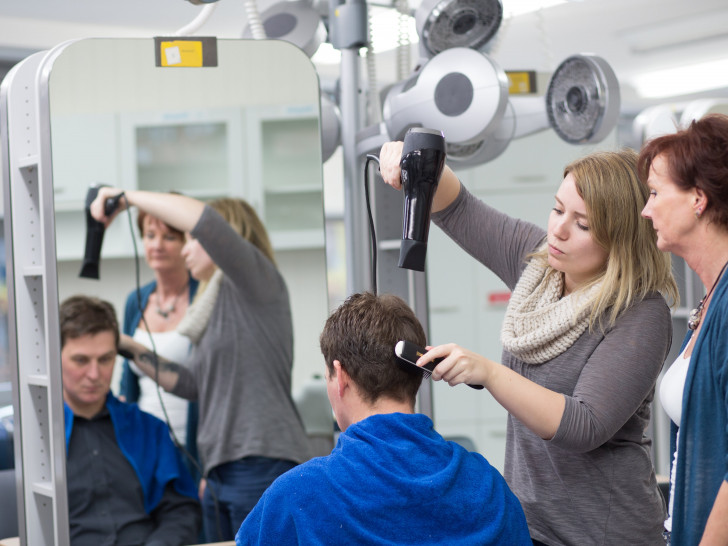 Trotz Corona-Krise sollten Betriebe an die Ausbildung junger Menschen denken.