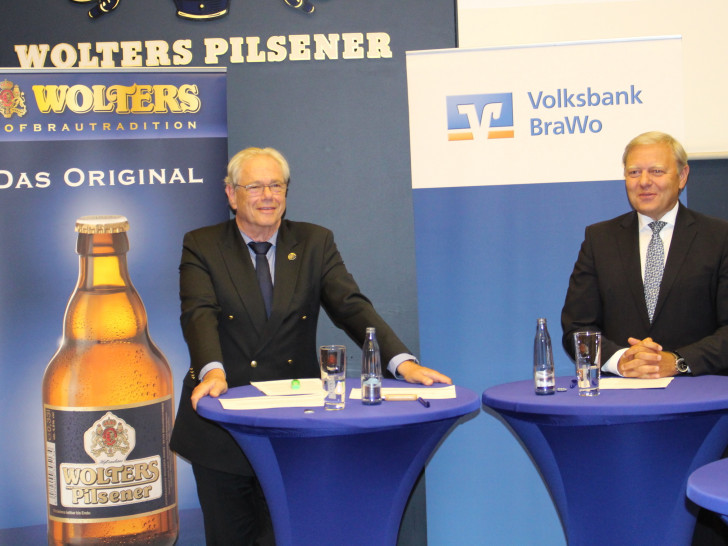 Von links: Peter Lehna, Geschäftsführer von Wolters, daneben Jürgen Brinkmann Vorstandsvorsitzender der Volksbank BraWo.