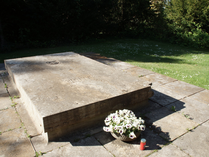 Unter der massiven Sandsteinplatte liegt ein Gruftkeller, dessen Größe nur schwer abschätzbar ist. Es bleibt ein Rätsel, wer seit Jahren frische Blumen ans Grab des SS-Obergruppenführers Walther Darré stellt. 
