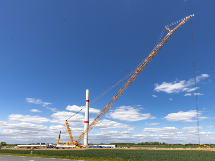 Sieben über 200 Meter große Windräder werden in Drütte errichtet, um grünen Wasserstoff für die Salzgitter AG zu erzeugen. 