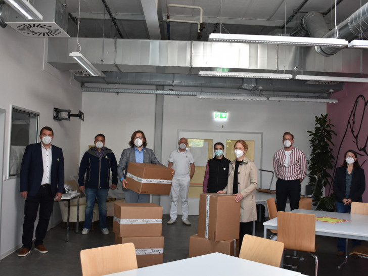 Axel Burghardt (BuW), Michel Tomerius (Geschäftsführer Dermaroller/mi.to.pharm GmbH), Hans-Henning Müller (Geschäftsführer Mehrwerk gGmbH), Dr. Tobias Jüttner (BuW), Christoph Schmidt (BuW), Martina Sharman (Vorsitzende BuW), Maximilian Pink (Standortleiter Werkstätten) sowie Cristina Cellupica.