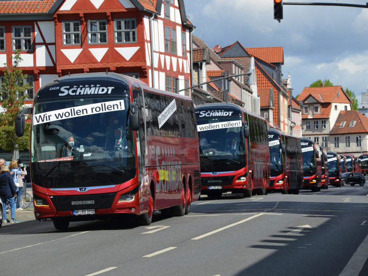 20 Reisebusse fuhren durch die Innenstadt um auf die Problem der Branche aufmerksam zu machen.