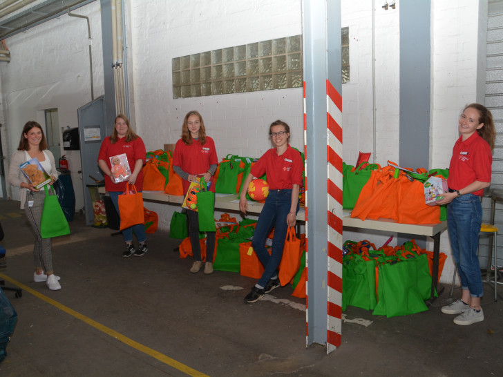 Sie haben 246 individuelle Spielzeugtaschen gepackt – und starten demnächst in die zweite Runde (von links): Aline Gauder, Frederike Schwieger, Tara Hagelstein, Karoline Pinkau und Tamara Lühr.