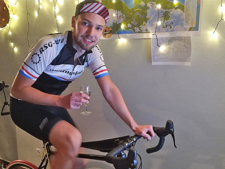 Die härteste Herausforderung: Simon Matros gönnt sich einen Schluck Sekt nach 17 Stunden und 35 Minuten.