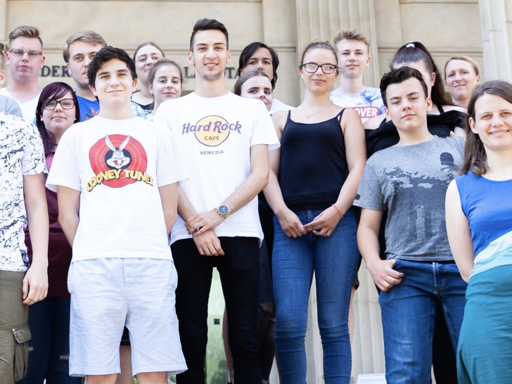 Ein Teil der Schülerinnen und Schüler der Lademann-Realschule bei ihrem Besuch des Landtages im Juni 2019. Neben Jörn Domeier (rechts) ist die Grünen-Abgeordnete Julia Willie Hamburg (mittlerweile Fraktionsvorsitzende) zu sehen.