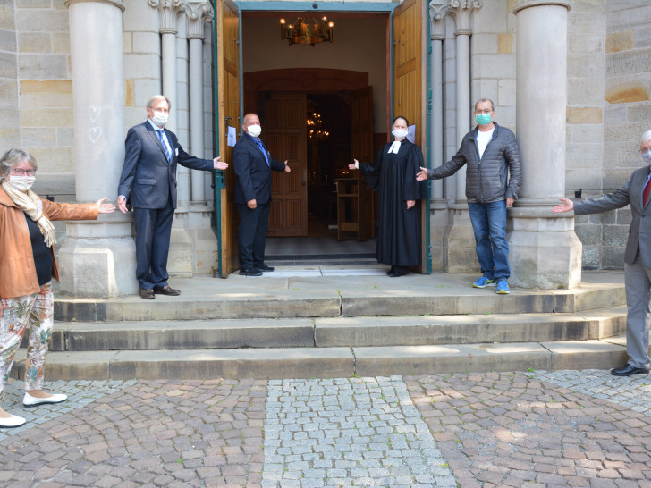 Einladung zum ersten Gottesdienst nach der Zwangspause: Die Kirchenvorsteher Anne Hoffmann und  Christian Kahnes mit Küster Andreas Leue links im Bild luden gemeinsam mit Pastorin Dr. Heidrun Gunkel und den Kirchenvorstehern Hans-Joachim Engelhardt und Frank Neubauer rechts im Bild herzlich ein.