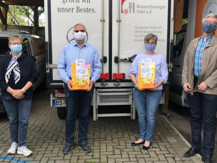 Die Spendenübergabe sei mit Abstand erfolgt, stellvertretend für den Lions Club Braunschweig Eulenspiegel: Links außen Antje Schomäcker und rechts außen Jens Martens, dazwischen Bernd Assert (Vorsitzender der Tafel, links) und Nicoline Leven, (Geschäftsführerin der Tafel)