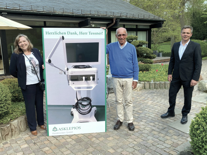 In Corona-Zeiten, nur eine symbolische Übergabe des gespendeten Beatmungsgeräts: Spender Hans-Joachim Tessner mit Prof. Dr. med. Jörn Heine, Ärztlicher Direktor der Asklepios Harzkliniken (rechts) und Harzkliniken-Geschäftsführerin Adelheid May.