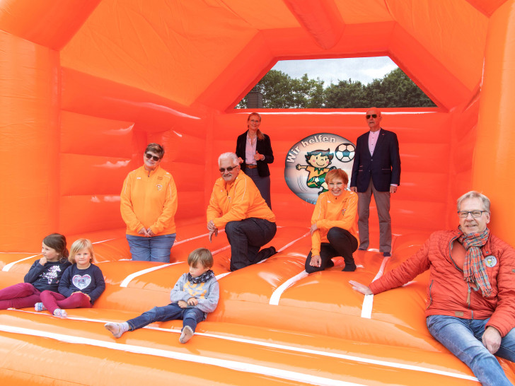 Von Links: Beate und Jürgen Kinzel (Wir helfen Kindern); hinten Andrea Kamphenkel Vorsitzende (Hans-und-Helga-Eckensberger-Stiftung ); vorne Christiane Voss (Wir helfen Kindern); hinten Dr. Wolfgang M.Müller stellvertetender Vorsitzender (Hans-und-Helga-Eckensberger-Stiftung ) ; Volker Machura (Wir helfen Kindern).