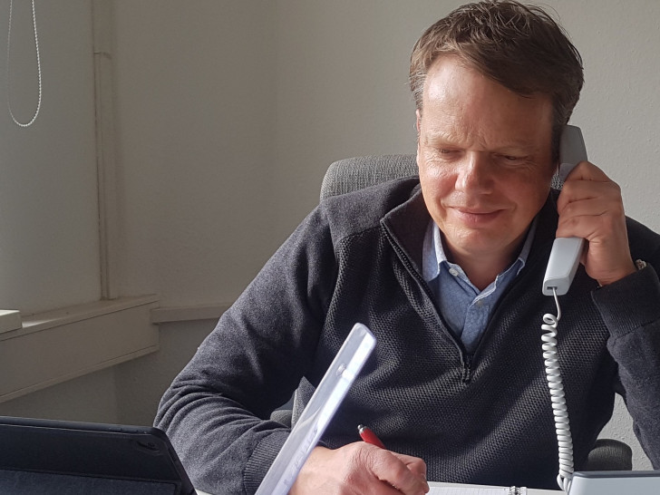 Christoph Bratmann beantwortet telefonisch Fragen.