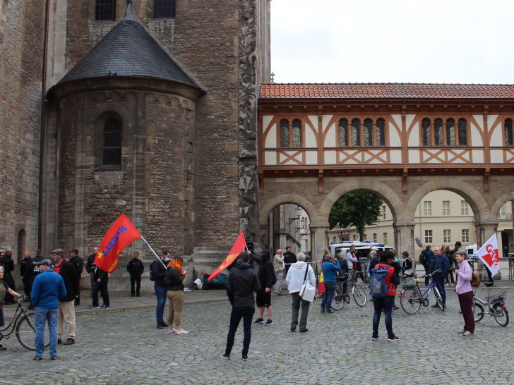 Die Hauptveranstaltung des Bündnisses gegen Rechts gegen die Kundgebung der Partei "Die Rechte" fand vor dem Zugang zum Burgplatz zwischen Dom und Burg statt.